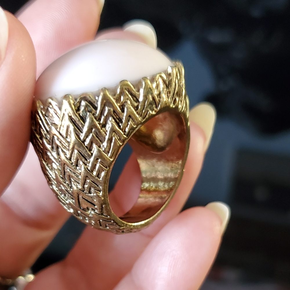 Pretty Goldtone Zigzag Pattern Statement Ring Pal… - image 6